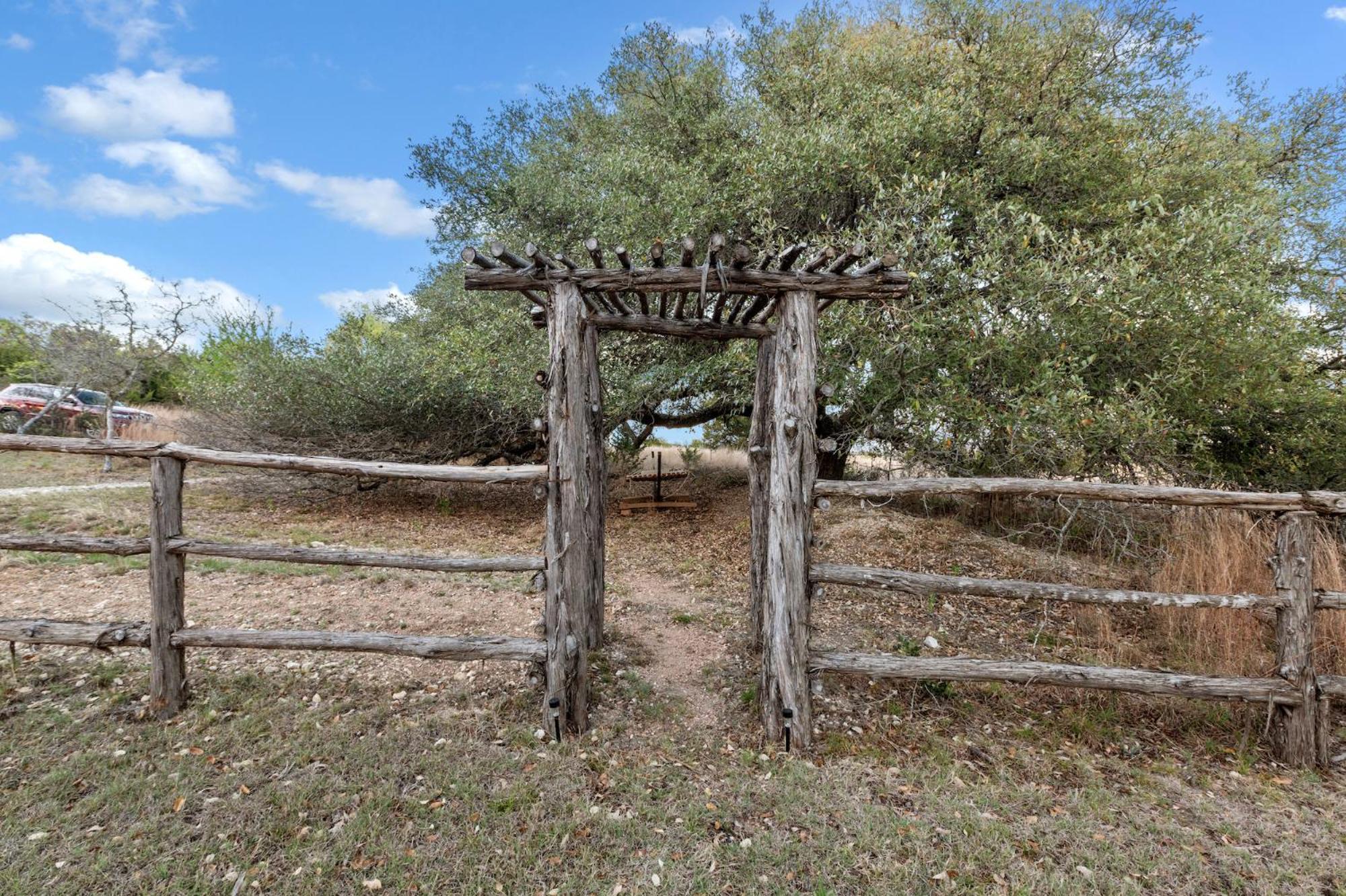 Mighty Oak Log Cabin Fredericksburg Bagian luar foto